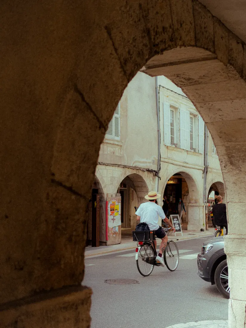 Conciergerie Airbnb La Rochelle — votre concierge Cycliste sous les arcades du centre-ville de La Rochelle
