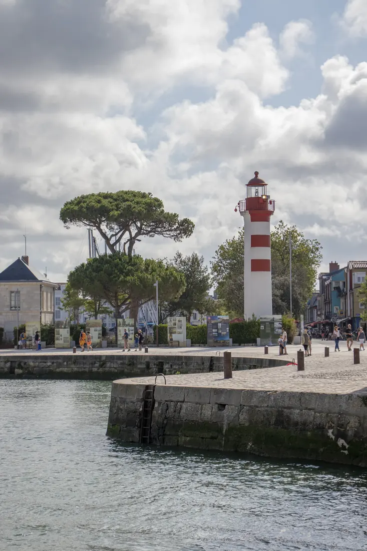 Conciergerie Airbnb La Rochelle — Châtelaillon-Plage Phare rouge et blanc sur les quais de La Rochelle, à quinze minutes de Châtelaillon-Plage