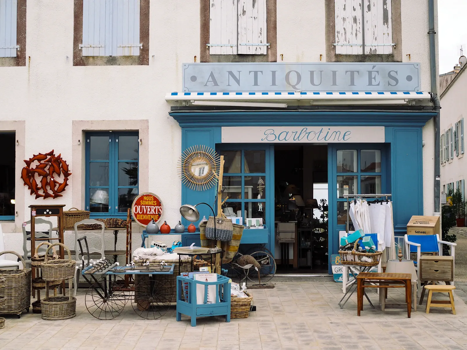 Conciergerie Airbnb La Rochelle — quartier de la gare Façade d'une boutique d'antiquités dans une rue de La Rochelle