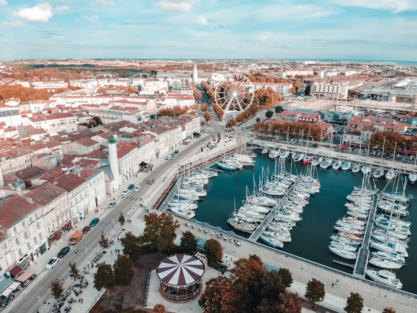 Conciergerie Airbnb La Rochelle — comparer les conciergeries Vue aérienne du Vieux-Port de La Rochelle et de ses pontons