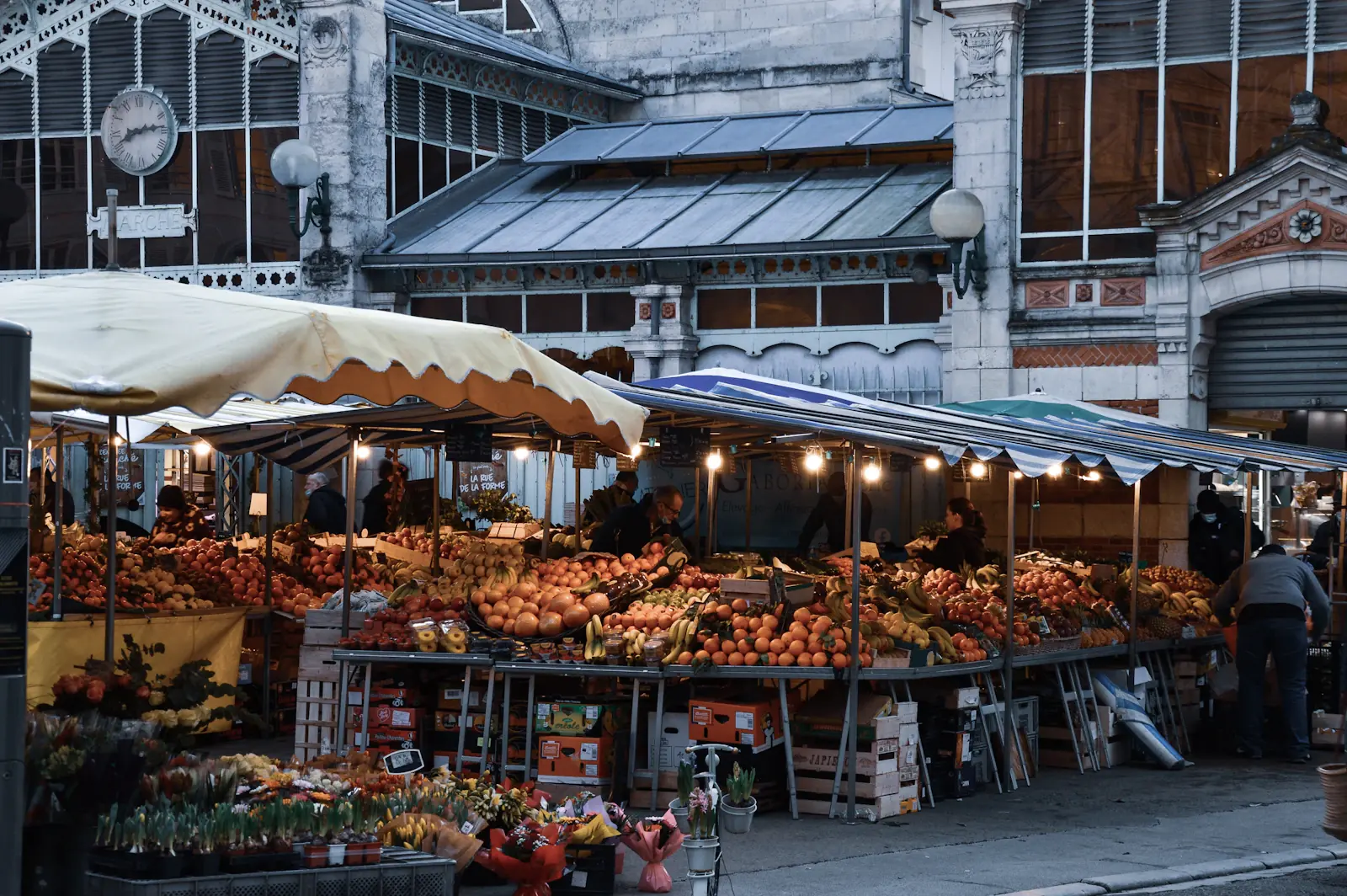 Étals du marché central de La Rochelle devant les halles