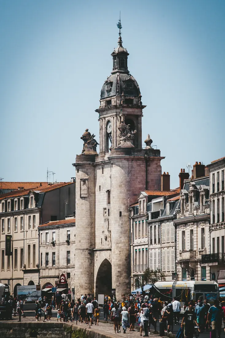 Conciergerie Airbnb La Rochelle — prestations La Grosse Horloge à l'entrée de la vieille ville de La Rochelle